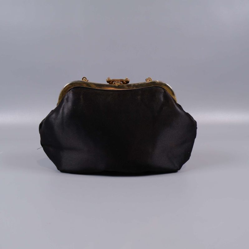 Svart väska bakifrån med slät yta