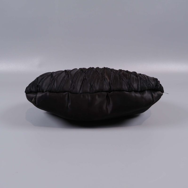 Svart väska sedd underifrån med veckad ovansida