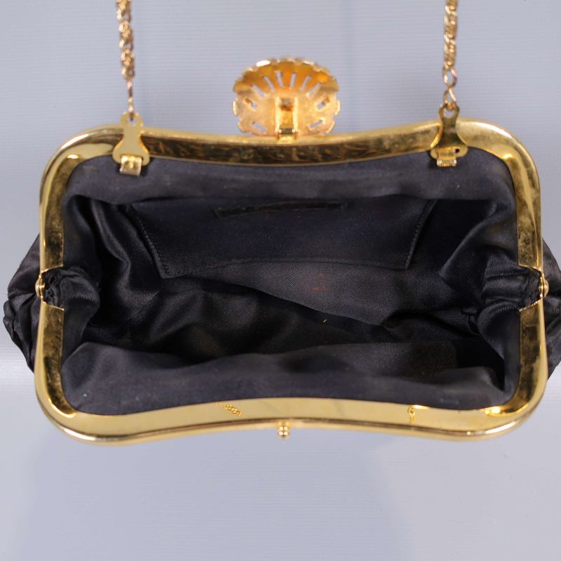 Öppen väska som visar svart innertyg och ficka