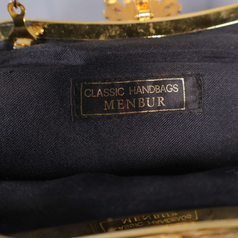 Etikett med texten Classic Handbags Menbur i svart väska