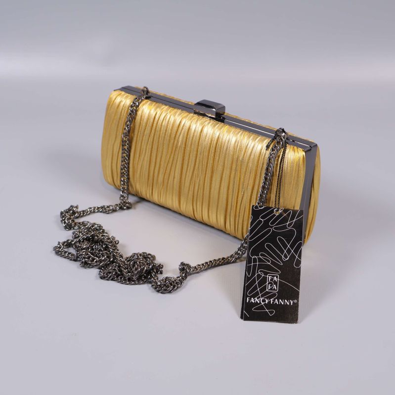 Guldig clutch med silverkedja och svart etikett framtill
