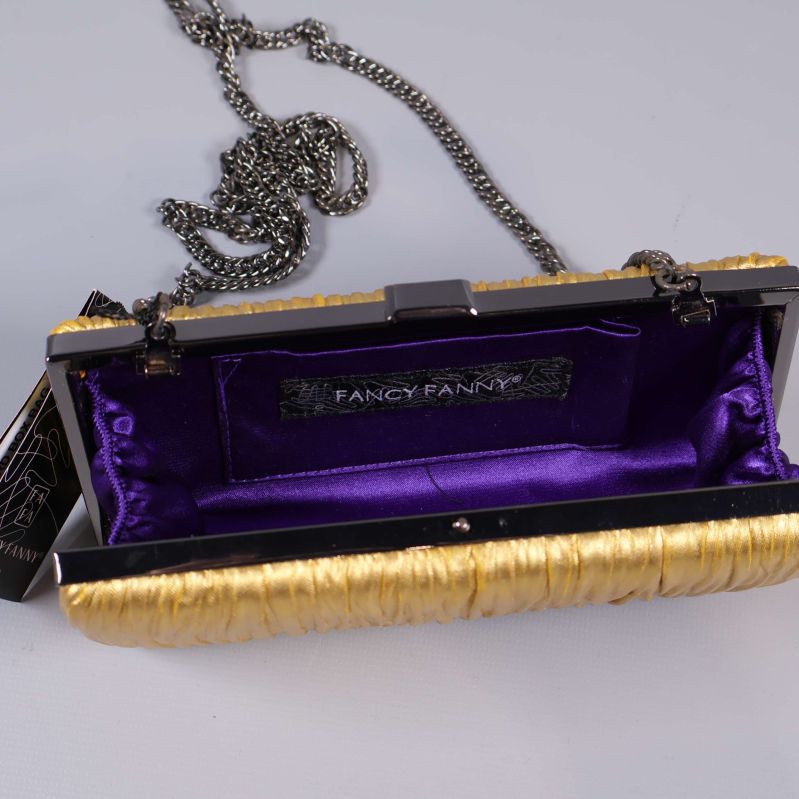 Clutch med lila satinfoder och Fancy Fanny-märke