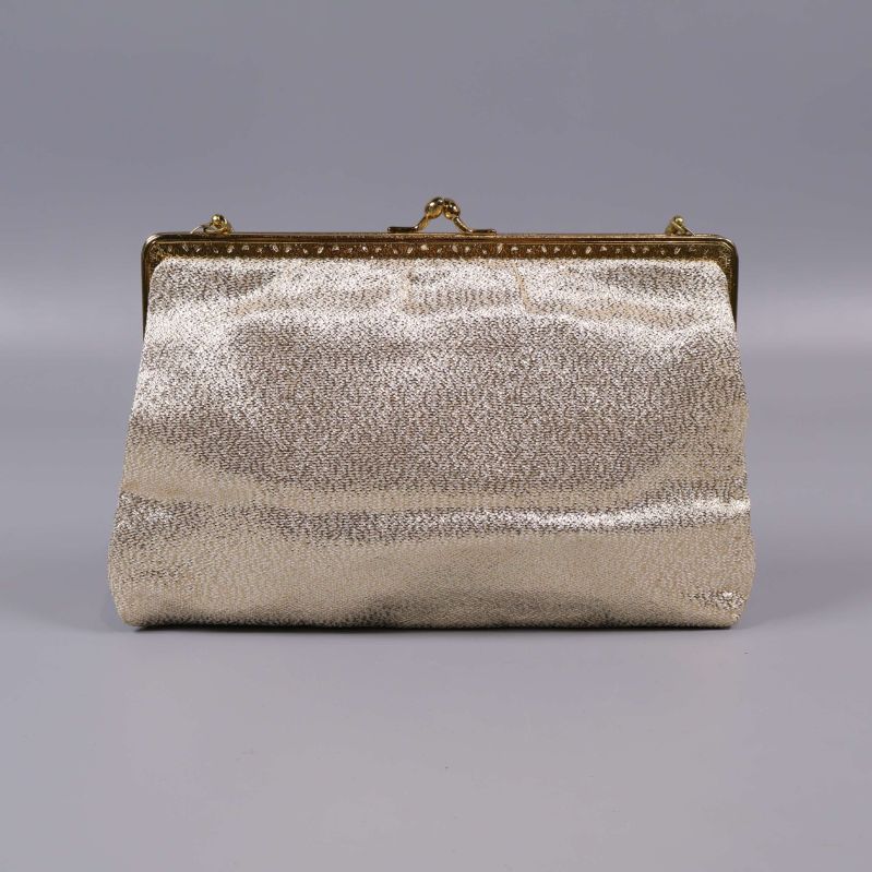 Clutchen framifrån visar glänsande struktur