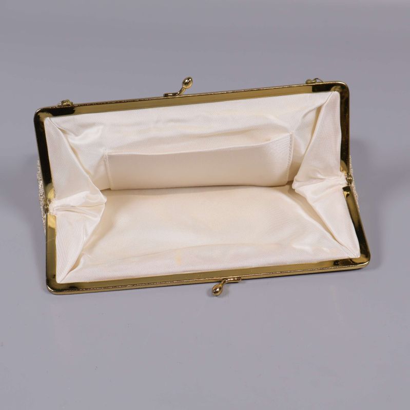 Vitt innerfoder på clutchens insida