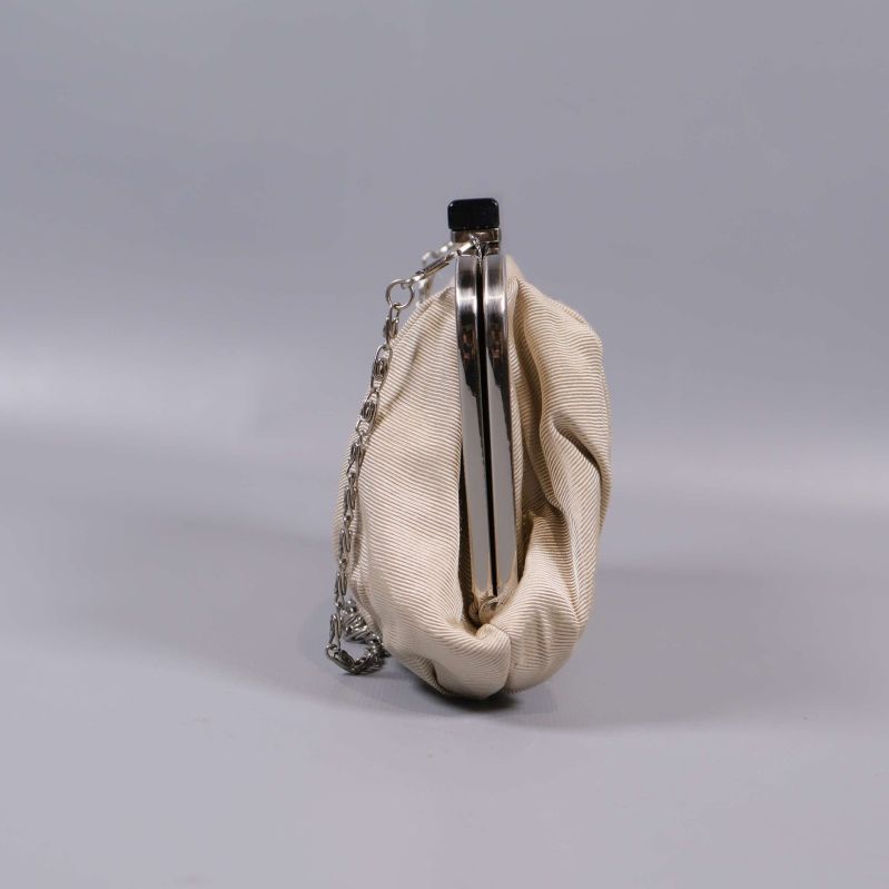 Sidan av kuvertväska i beige med silverfärgad ram