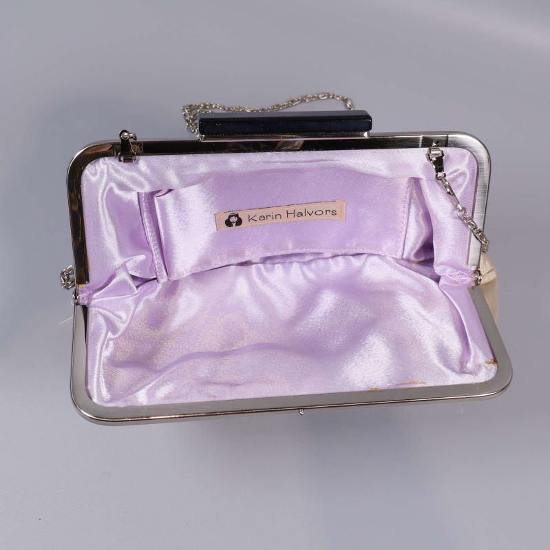 Inuti väska med ljuslila satin och etikett Karin Hovman