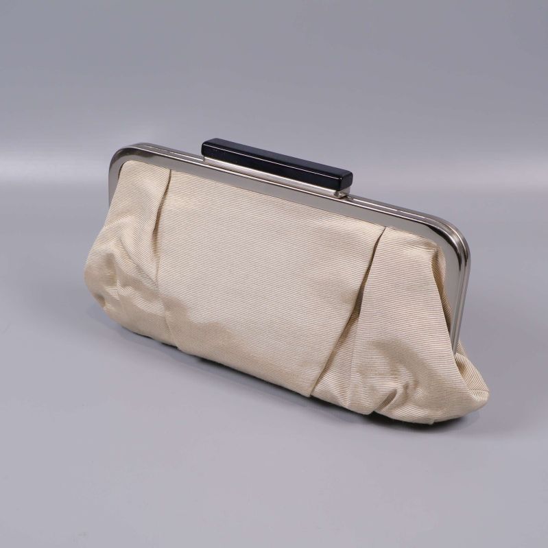 Kuvertväska i beige tyg med kedja, visad bakifrån