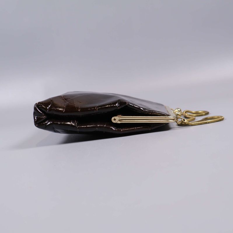 Brun väska liggande med tunn profil