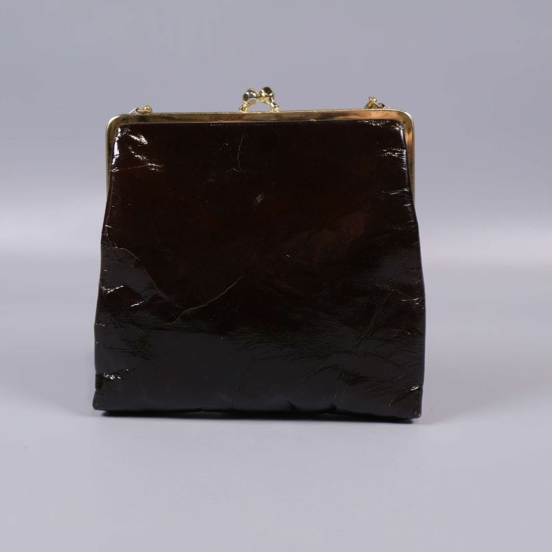 Rakt bakifrån på brun, blank väska