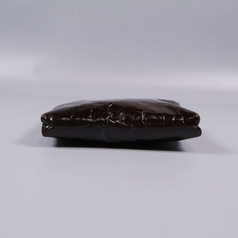 Brun väska i ihopvikt läge, platt undersida