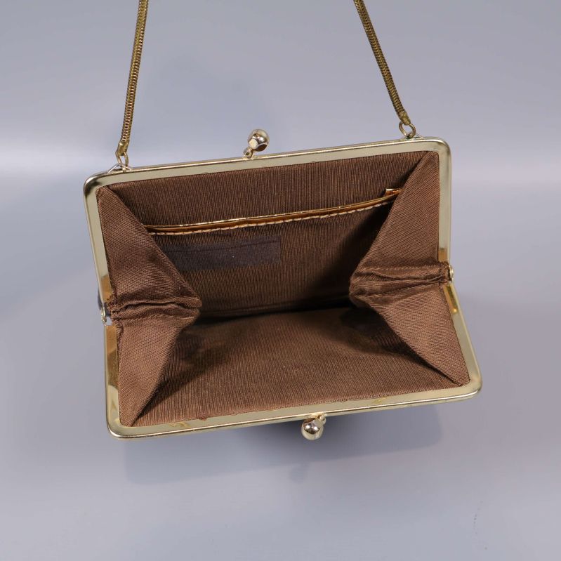 Öppen väska visar brun insida och innerficka