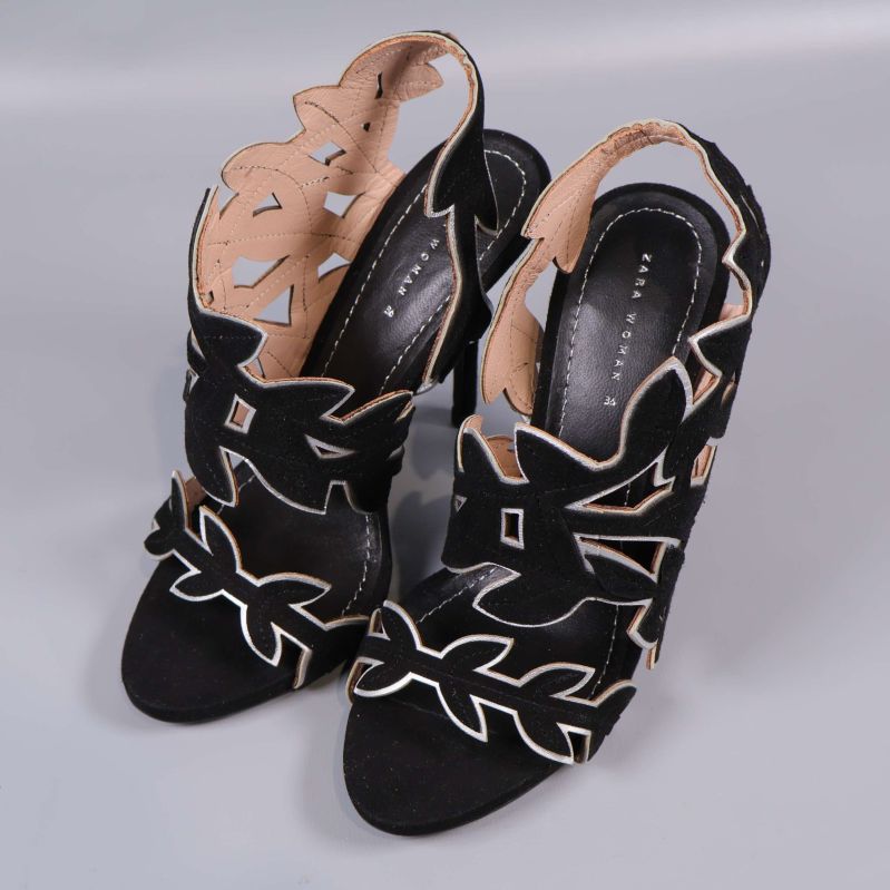 Ovanifrån av sandaler visar sicksackdetaljer och öppna tår