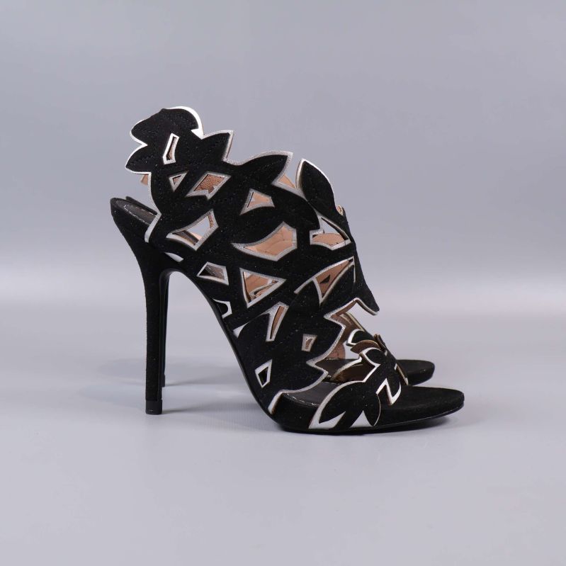 Sidovy på sandalen med bladmönstrad utskärning och hög klack