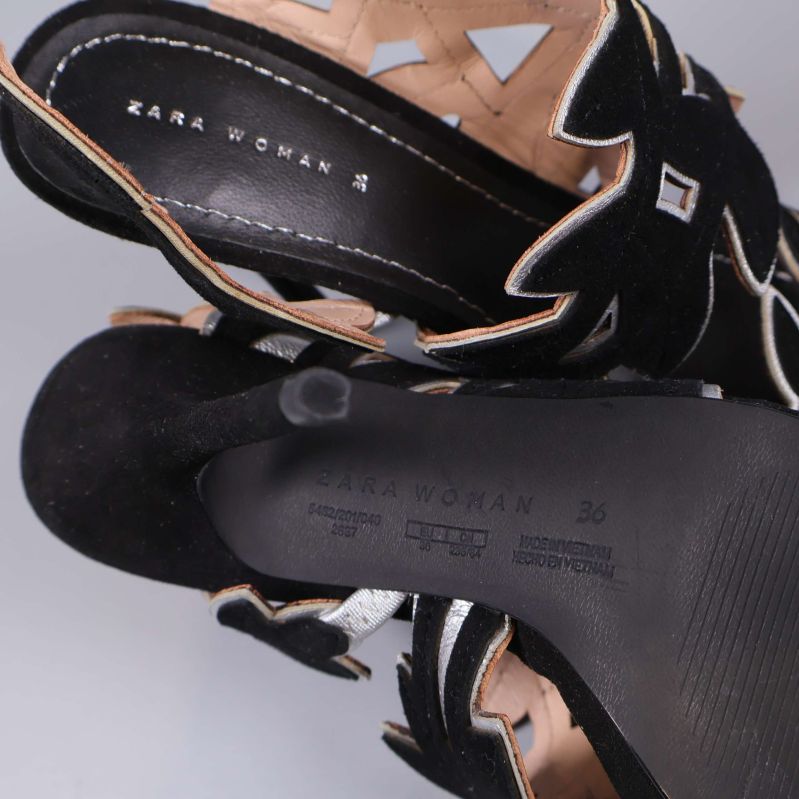 Närbild på märkning Zara Woman och storlek 36 på sandalen