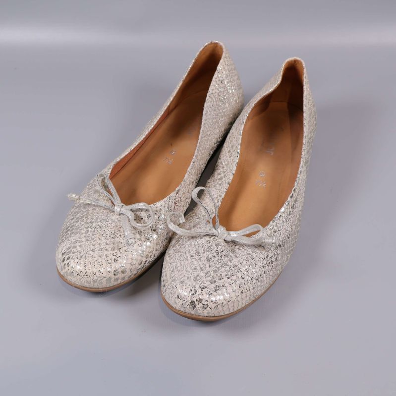Ballerinaskor med glittereffekt och rosetter ovanifrån