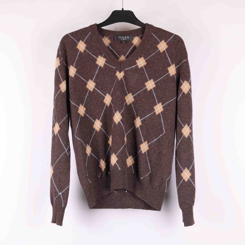 Brun stickad tröja med argylemönster framifrån