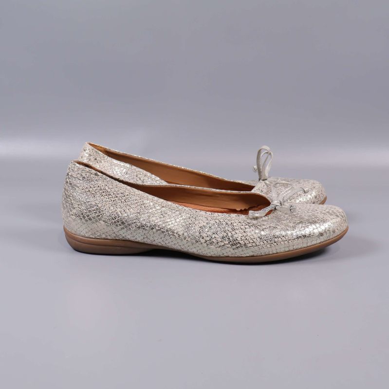 Sida av ballerinasko med låg sula och glittrig yta