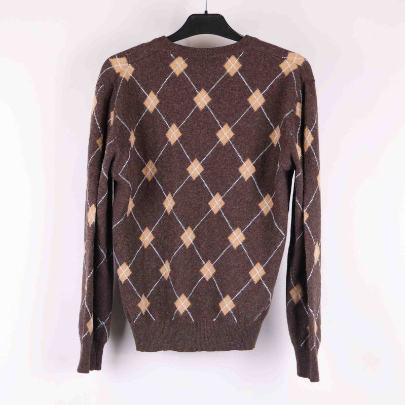Brun stickad tröja med argylemönster bakifrån