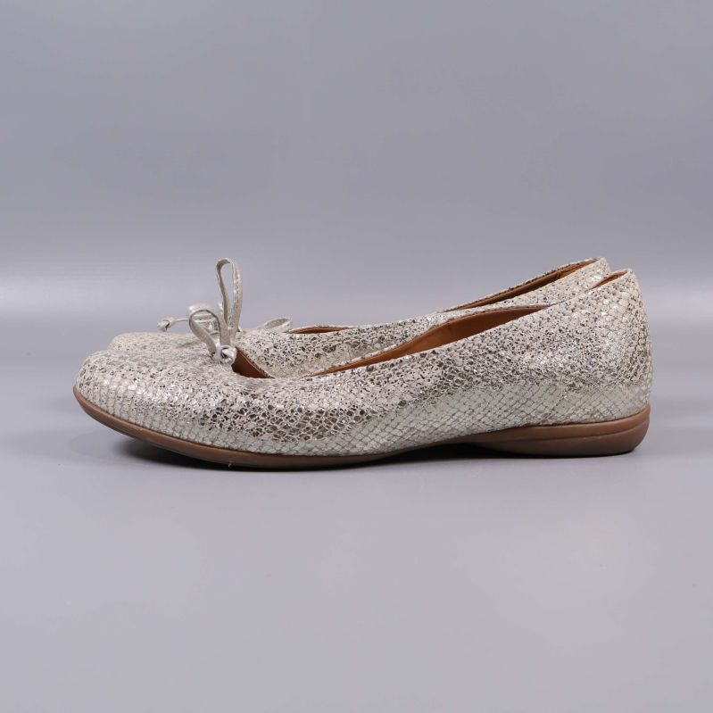 Sida på ballerinaskor, låg sula och glänsande ovandel