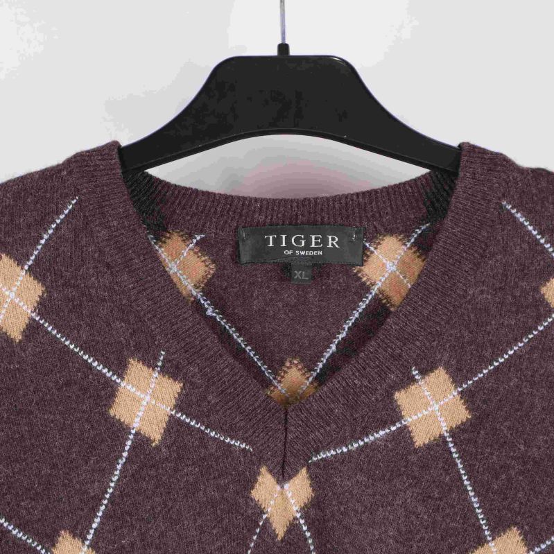 Detaljbild på v-ringning och etikett i halsen