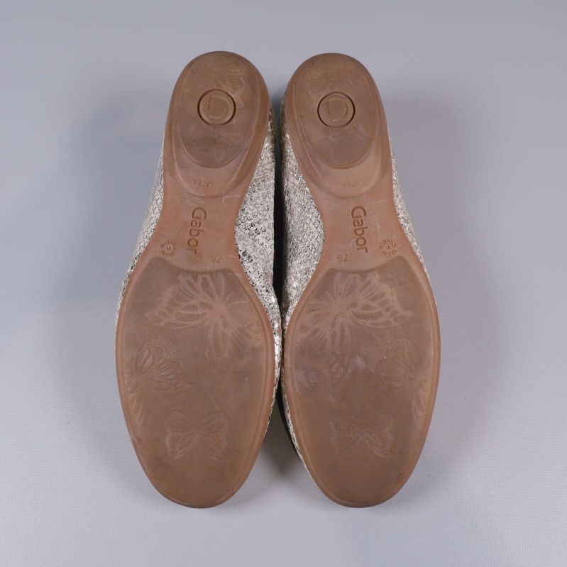 Undersida av båda skorna med Gabor-logga