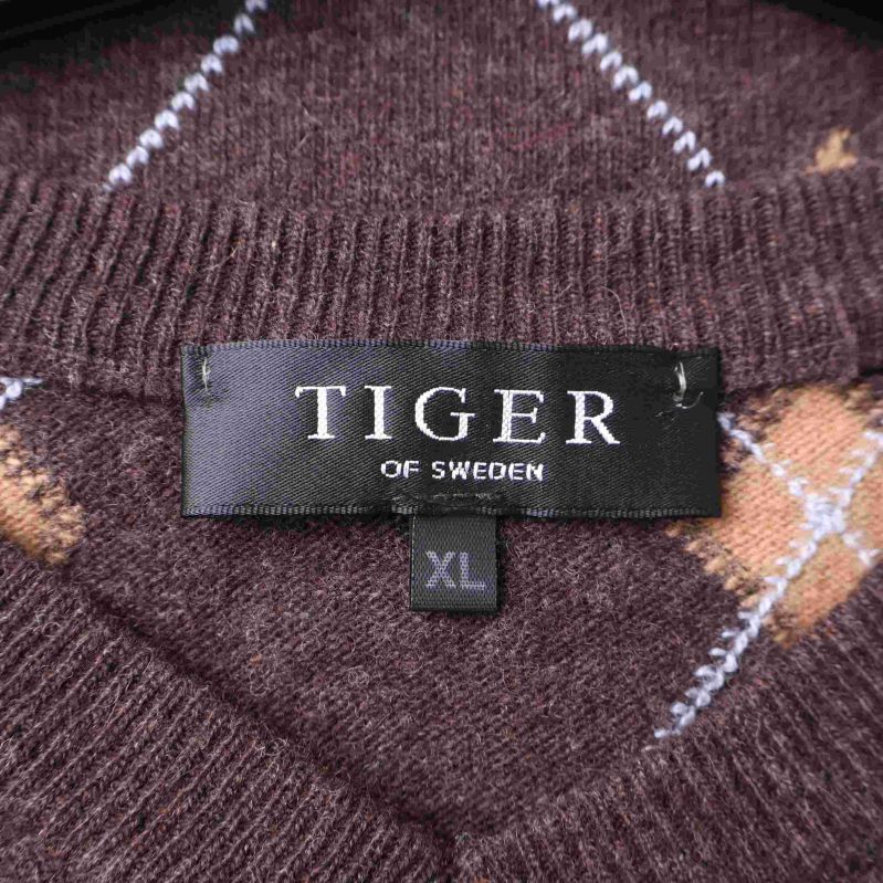 Närbild på Tiger of Sweden-logotyp och storlek XL i halsen