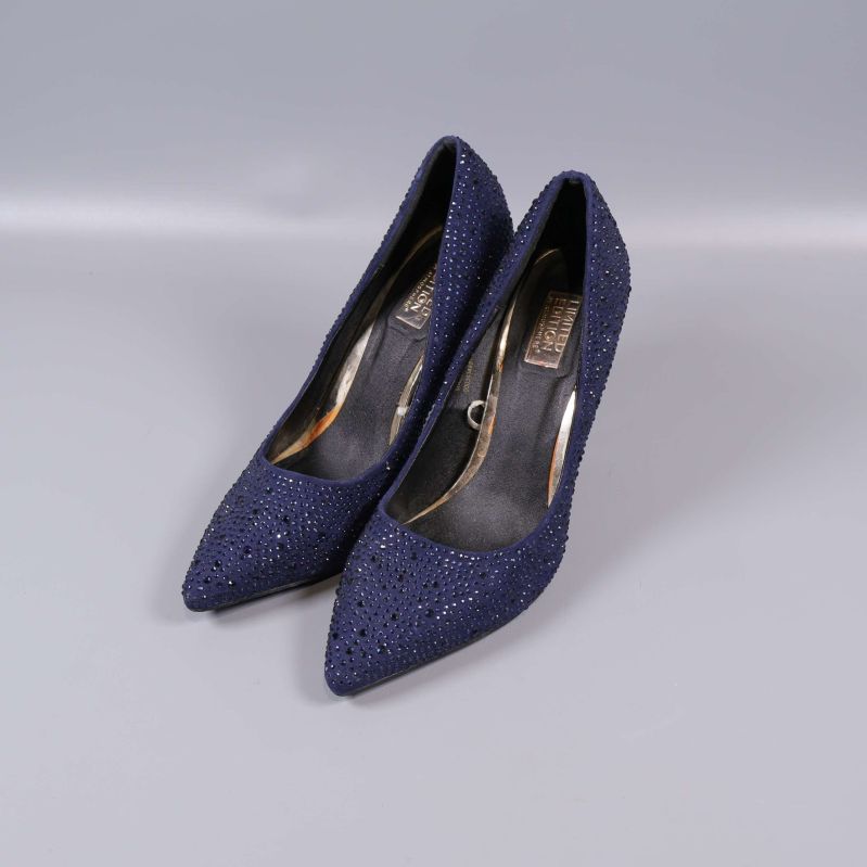 Par högklackade mörkblå pumps med strass framifrån