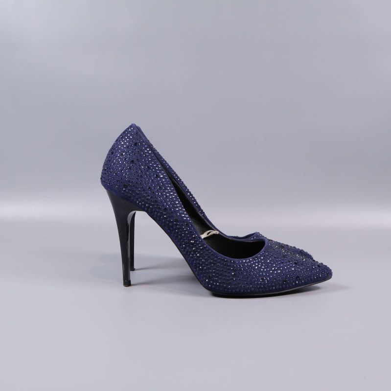 Sidovy på mörkblå högklackad pump med strass