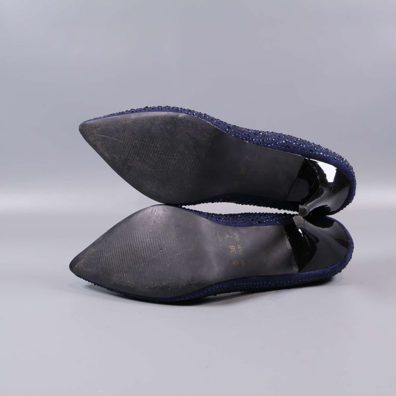 Sula på högklackade mörkblå pumps vänd uppåt