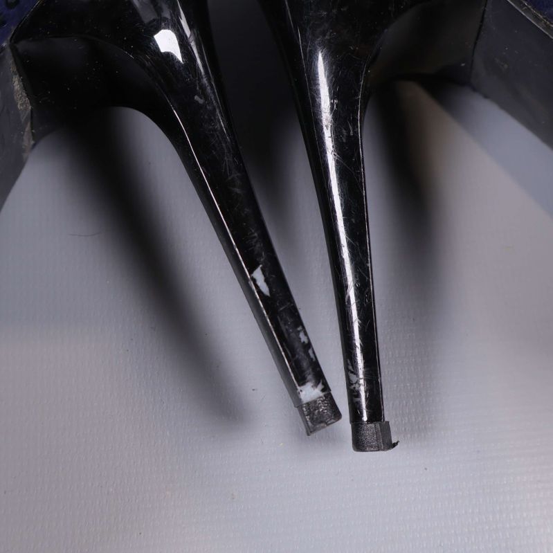 Detaljbild på klackarna med mindre slitage