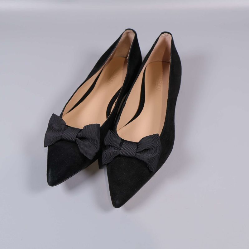 Par svarta ballerinaskor med stora rosetter framtill
