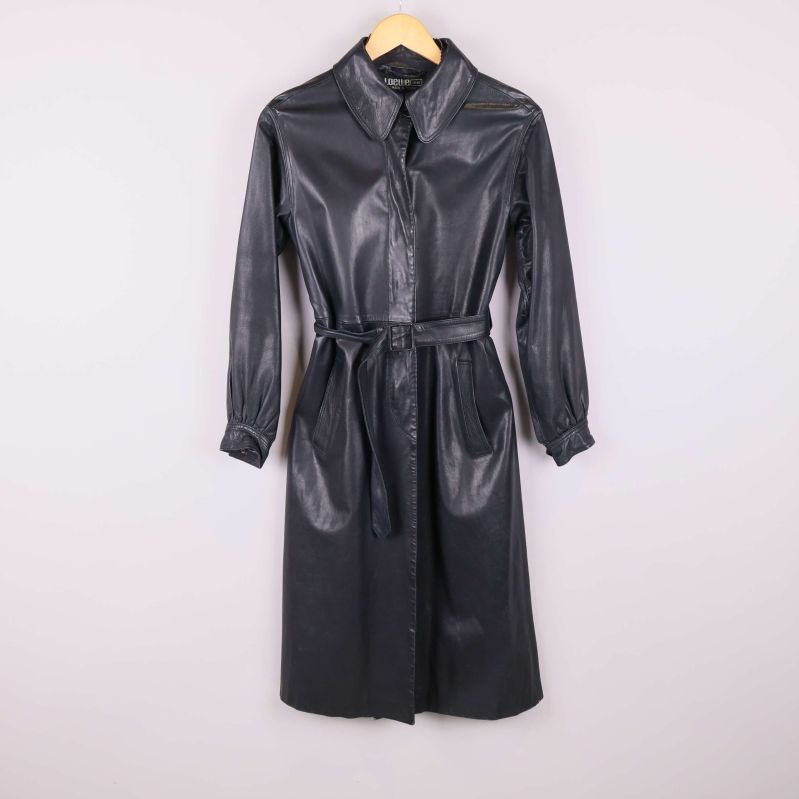 Svart skinnrock med bälte och fickor