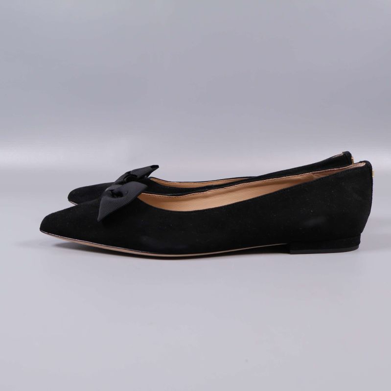 Ballerinasko i sidovy som visar spetsig tå och rosett