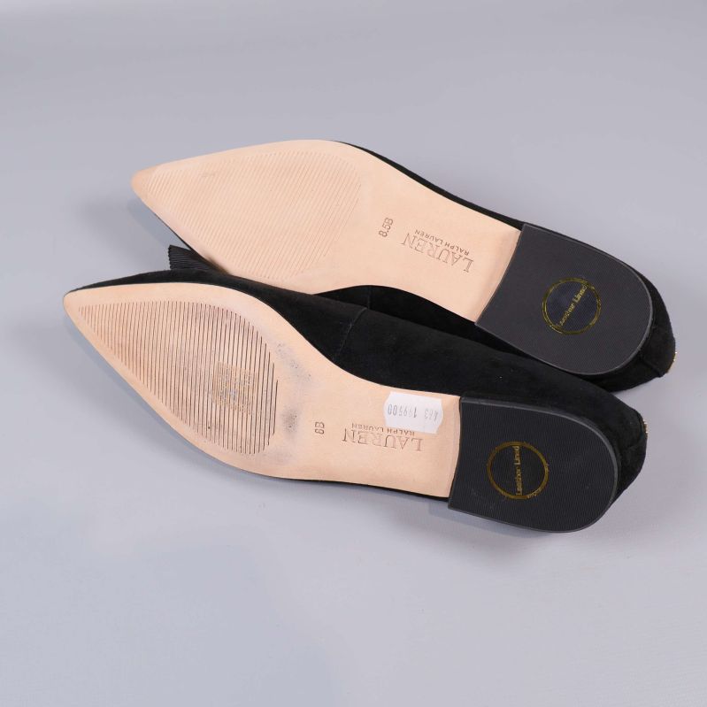 Undersida på ballerinaskor med märkning och sula