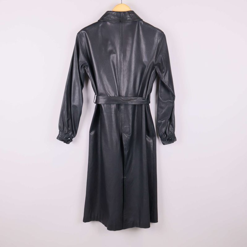 Baksidan av lång svart skinnrock