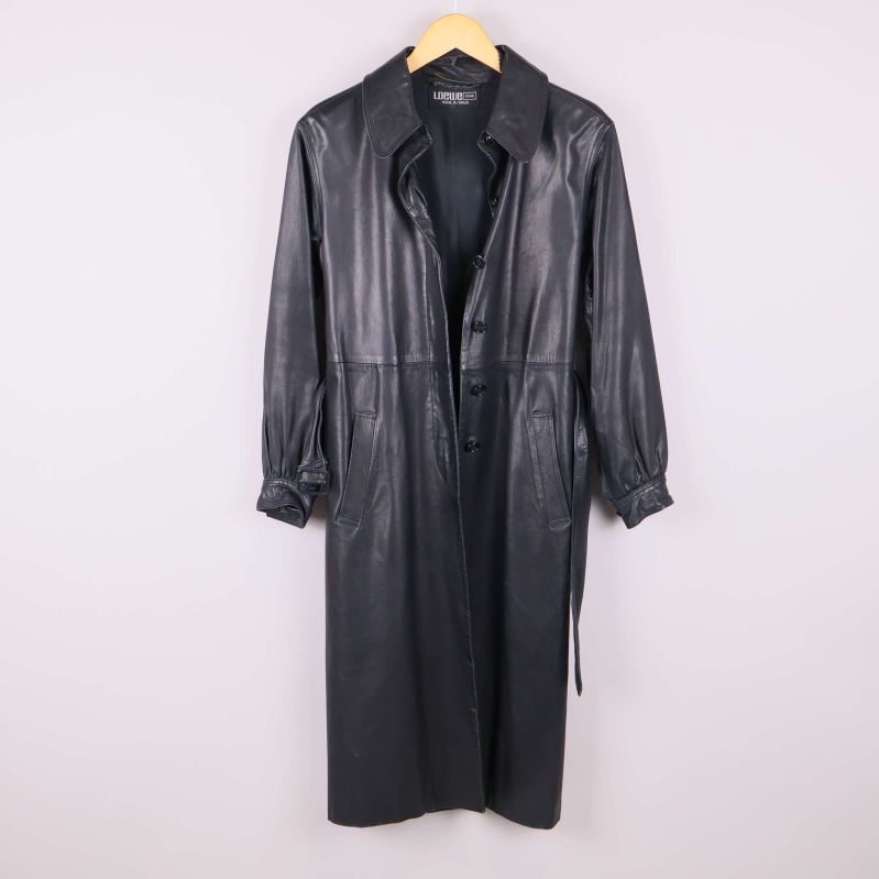 Framsidan av lång svart skinnrock