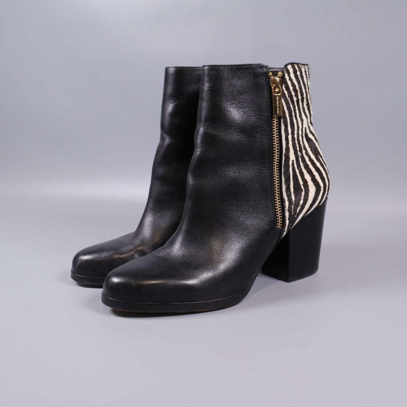 Boots med svart front och zebramönstrad bakkappa samt klack