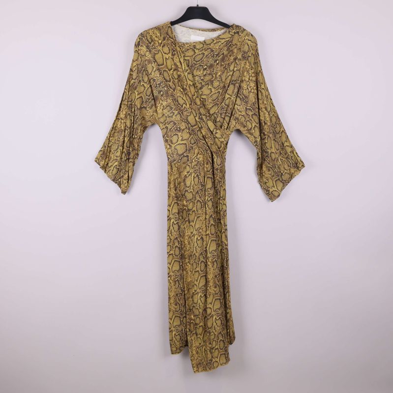 Lång klänning med ormmönster och vida ärmar på galge