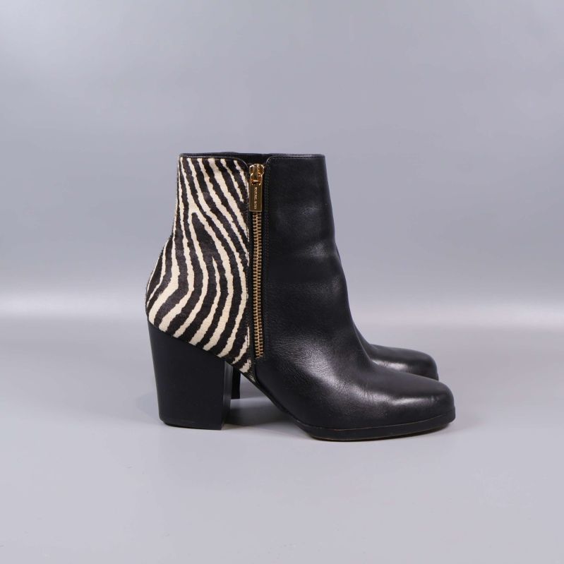 Boots från sidan med dragkedja och svart-vit zebramönstrad bakkappa