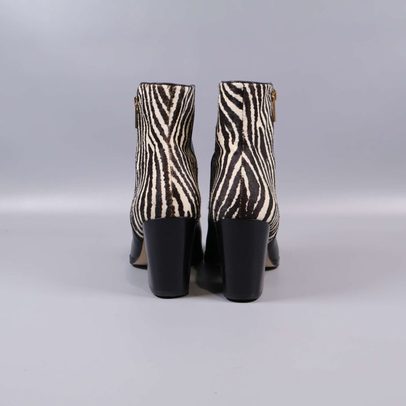 Baksidan av boots med hela zebramönstrade bakstycken