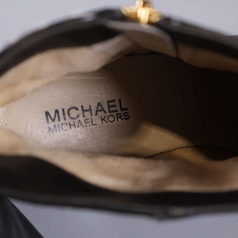 Närbild på innersula där det står Michael Michael Kors