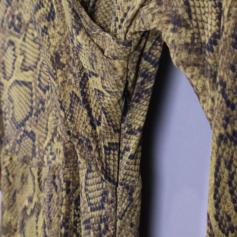 Närbild på dragkedja vid sidan av klänningen