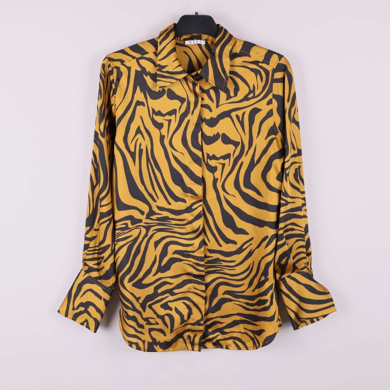 Skjorta med zebramönster framifrån 