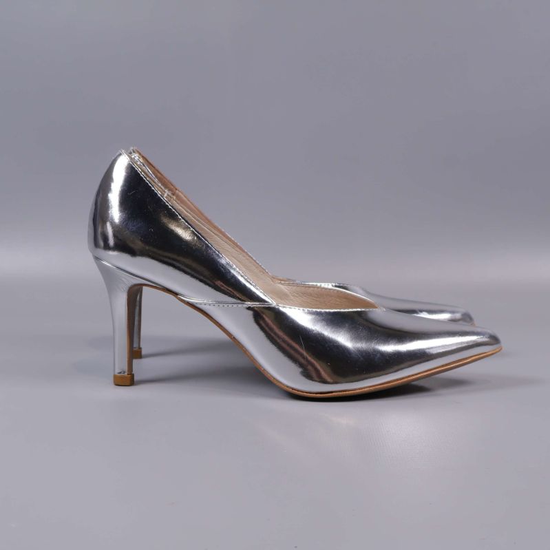 Silverpump sedd från sidan med smal klack