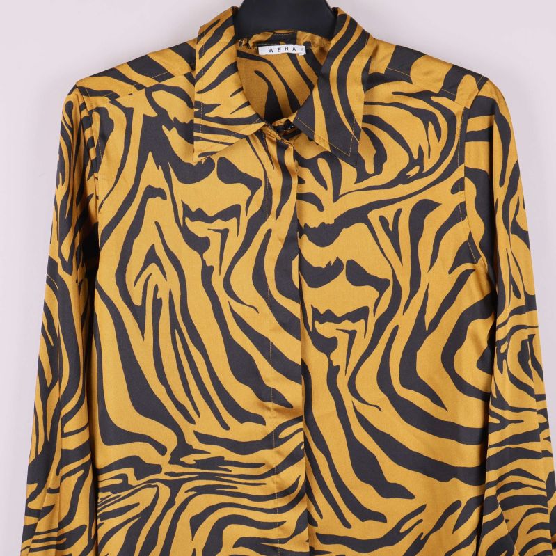 Närbild på zebramönstrad skjortas överdel