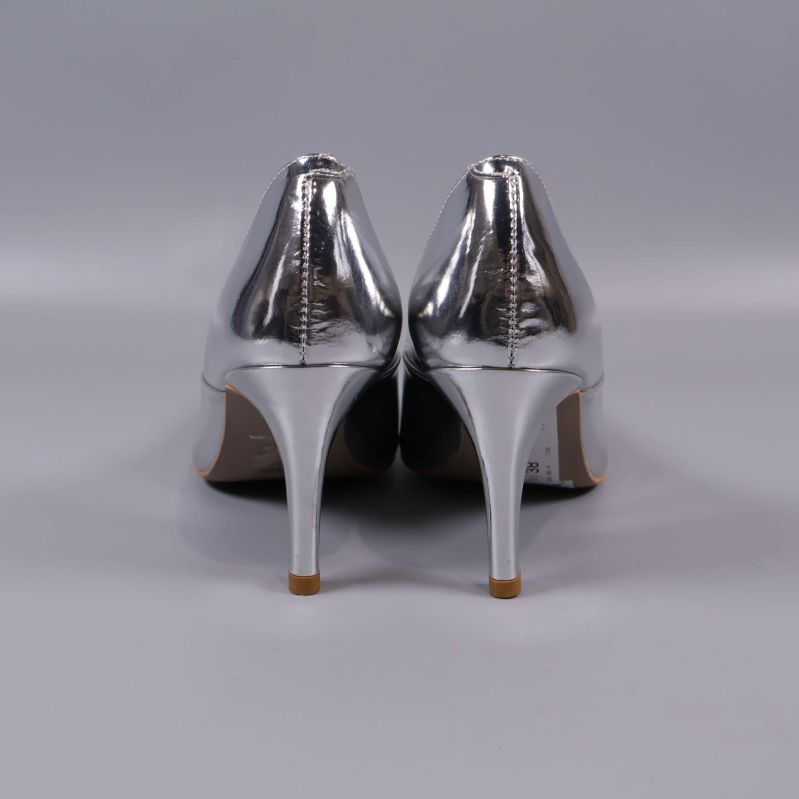 Silverpumps bakifrån med höga smala klackar