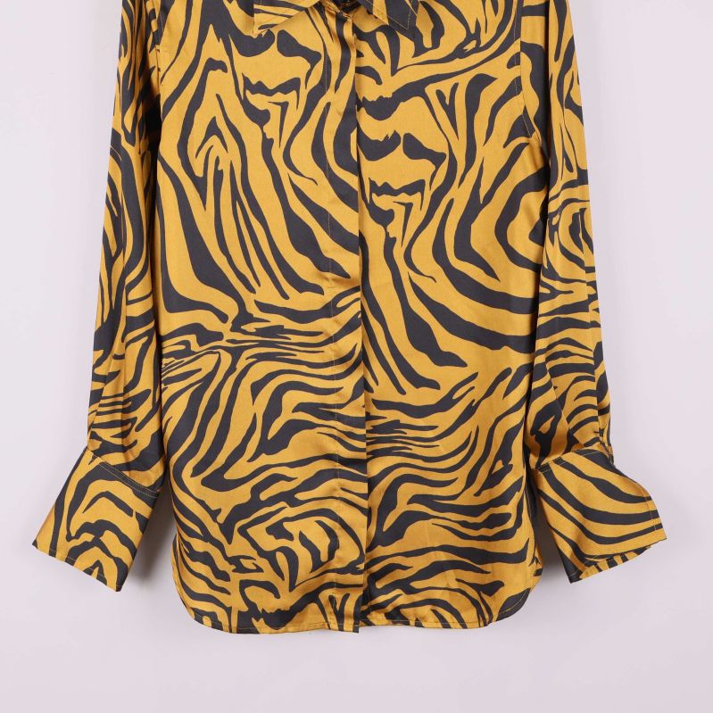 Detaljbild på skjortans nederdel och manschetter