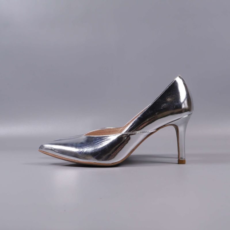 Silverpump sedd från motsatt sida på grå bakgrund