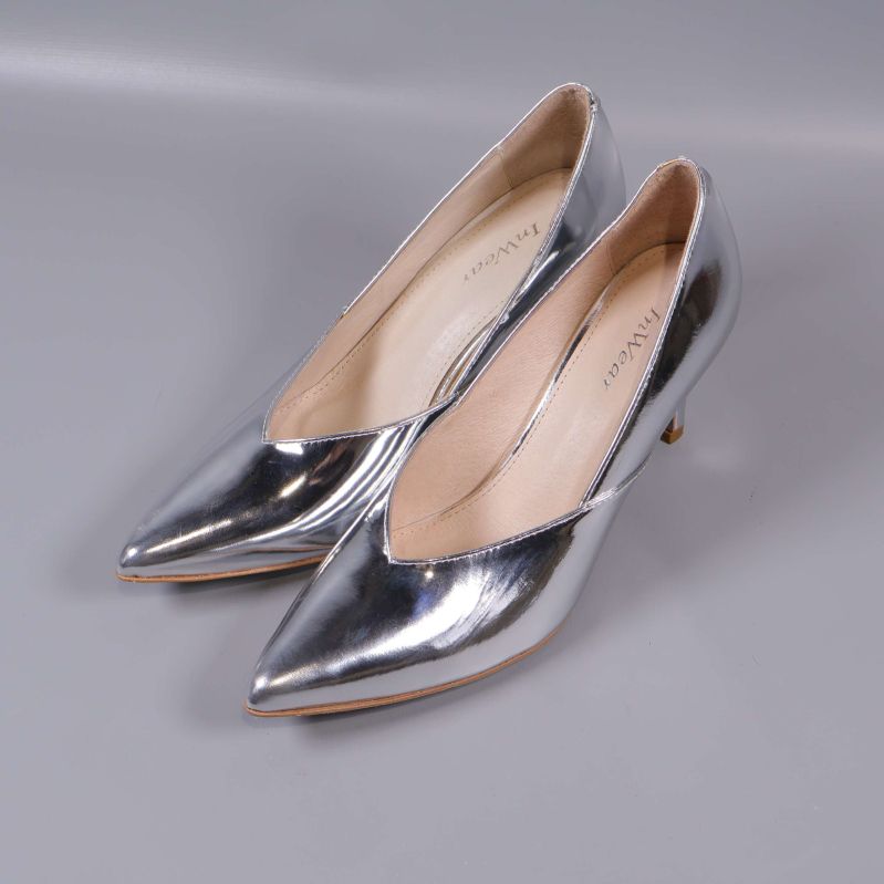 Ett par silverpumps med spetsig tå uppifrån