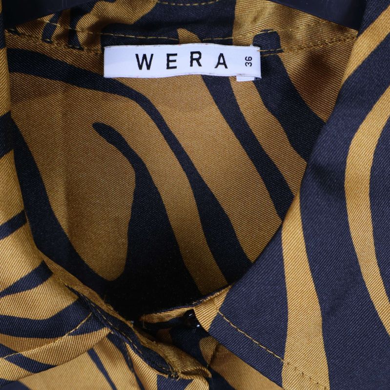 Närbild på Wera-märke i skjortans krage